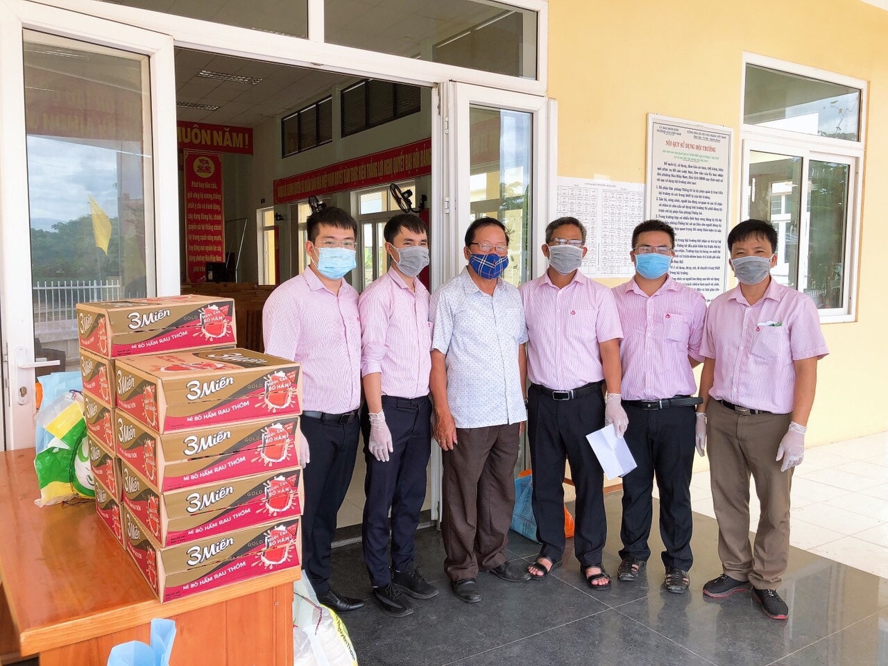 Nhiều phần thực phẩm thiết yếu cũng được NHCSXH Chi nhánh Đà Nẵng chuyển đến gười dân gặp khó khăn do đại dịch. Nhiều phần thực phẩm thiết yếu cũng được NHCSXH Chi nhánh Đà Nẵng chuyển đến gười dân gặp khó khăn do đại dịch.