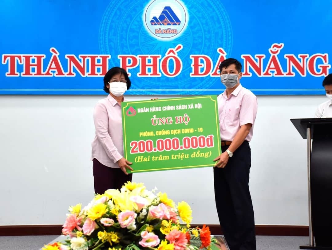 Giám đốc NHCSXH Chi nhánh Đà Nẵng Đoàn Ngọc Chung trao 200 triệu đồng ủng hộ TP. Đà Nẵng chống dịch Covid-19 Giám đốc NHCSXH Chi nhánh Đà Nẵng Đoàn Ngọc Chung trao 200 triệu đồng ủng hộ TP. Đà Nẵng chống dịch Covid-19