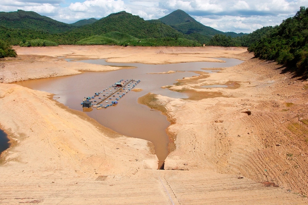 Những năm gần đây, nhiều hồ thủy lợi ở các địa phương cạn trơ đáy, gây thiếu nguồn nước phục vụ sản xuất và đời sống. Nguồn: ITN