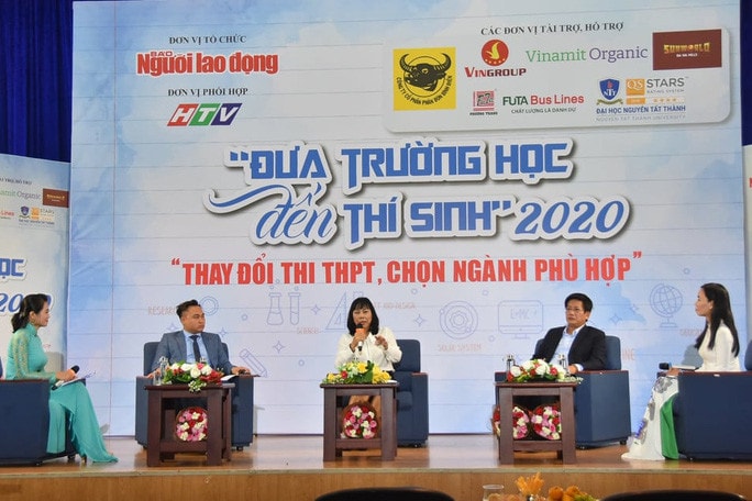 Các diễn giả tư vấn cho học sinh trong chương trình “Đưa trường học đến thí sinh năm 2020”