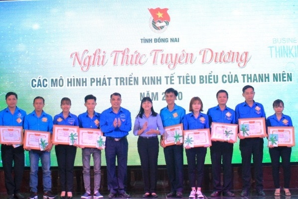Tỉnh đoàn Đồng Nai trao tặng bằng khen cho tập thể và cá nhân điển hình xuất sắc trong xây dựng nông thôn mới trên lĩnh vực sản xuất kinh doanh. Nguồn: ITN
