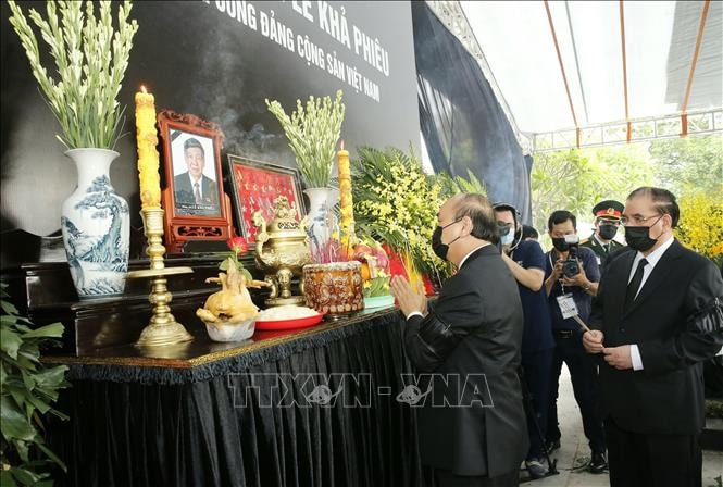 Thủ tướng Chính phủ Nguyễn Xuân Phúc và các đồng chí lãnh đạo Đảng, Nhà nước thắp hương tại Lễ an táng đồng chí nguyên Tổng Bí thư Lê Khả Phiêu
