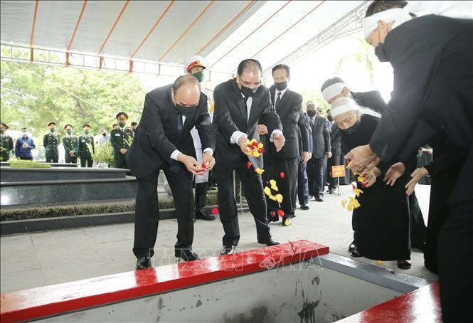Thủ tướng Chính phủ Nguyễn Xuân Phúc và các đồng chí lãnh đạo Đảng, Nhà nước thực hiện nghi thức thả hoa tiễn biệt nguyên Tổng Bí thư Lê Khả Phiêu
