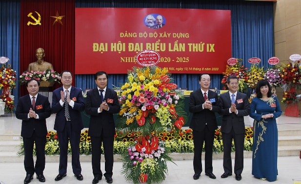 Bộ trưởng Bộ Xây dựng Phạm Hồng Hà tặng hoa chúc mừng Đại hội