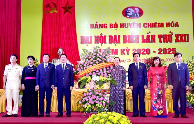 Nguyên Trưởng Ban Dân vận Trung ương, nguyên Bí thư Tỉnh ủy Hà Thị Khiết tặng Đại hội lẵng hoa