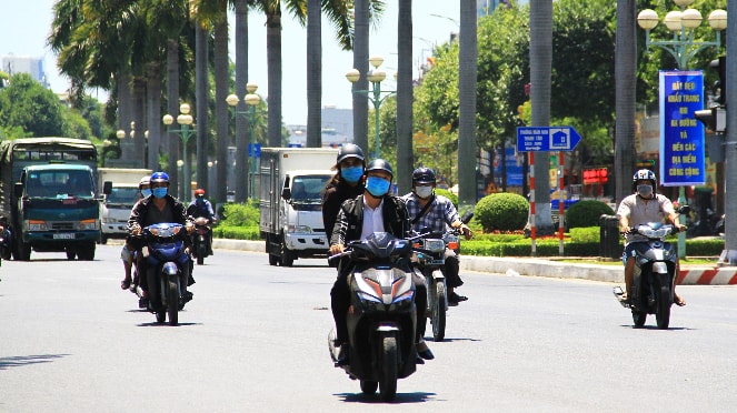 Một lượng lớn người lao động, học sinh, sinh viên, người dân ngoài thành phố đến làm việc, học tập, thăm người thân chưa kịp rời khỏi Đà Nẵng trở về nơi cư trú