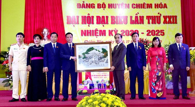 Bí thư Tỉnh ủy Chẩu Văn Lâm tặng Đại hội bức tranh Tượng đài Bác Hồ với nhân dân các dân tộc tỉnh Tuyên Quang