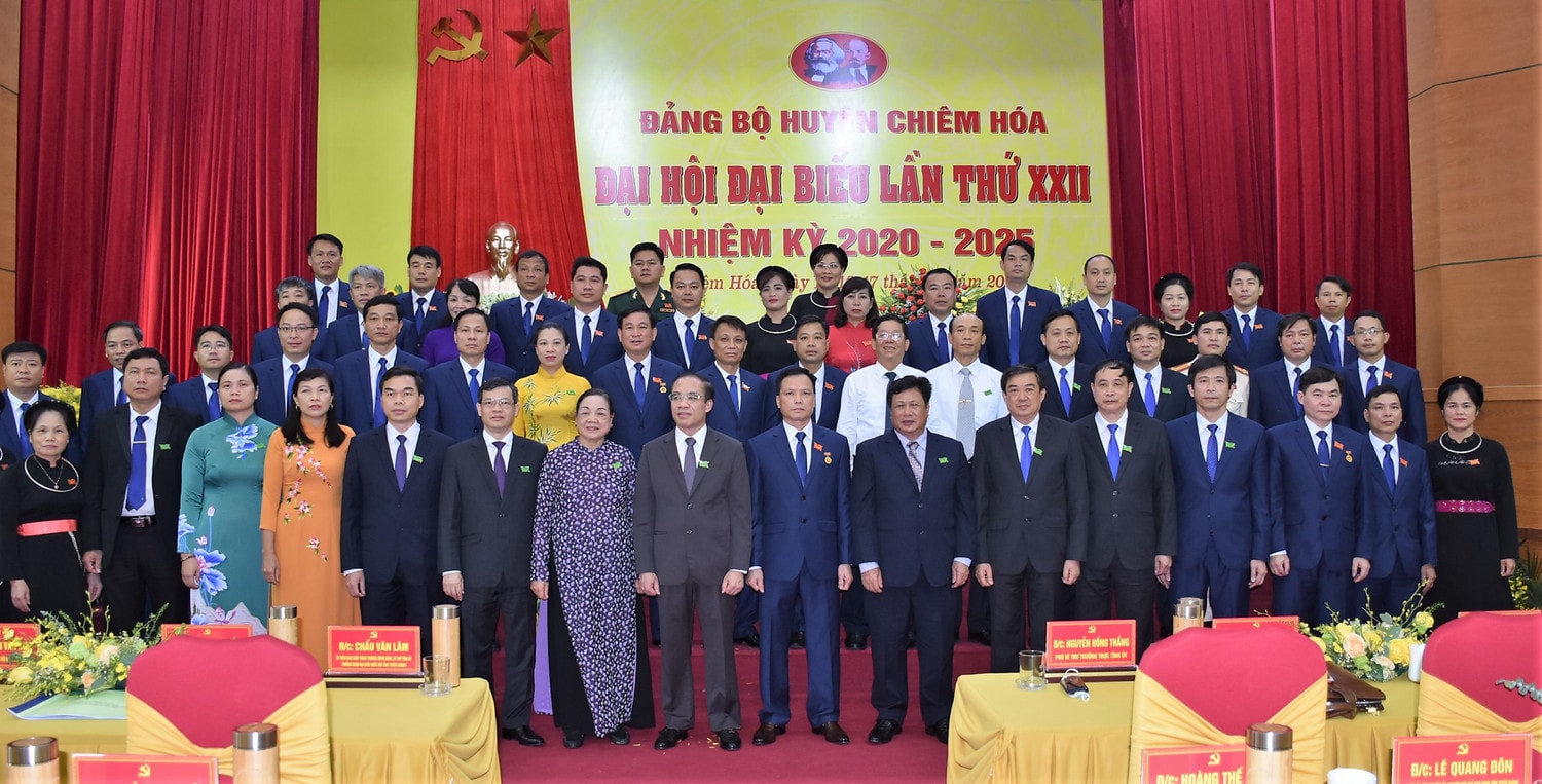 Ủy viên Trung ương Đảng, Bí thư Tỉnh ủy, Trưởng Đoàn ĐBQH tỉnh Chẩu Văn Lâm và các lãnh đạo tỉnh chụp ảnh lưu niệm cùng đại biểu tại Đại hội