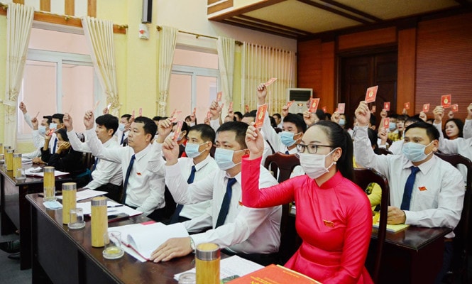 Đại biểu biểu quyết thông qua đề án nhân sự Ban chấp hành Đảng bộ huyện Khóa XXII
