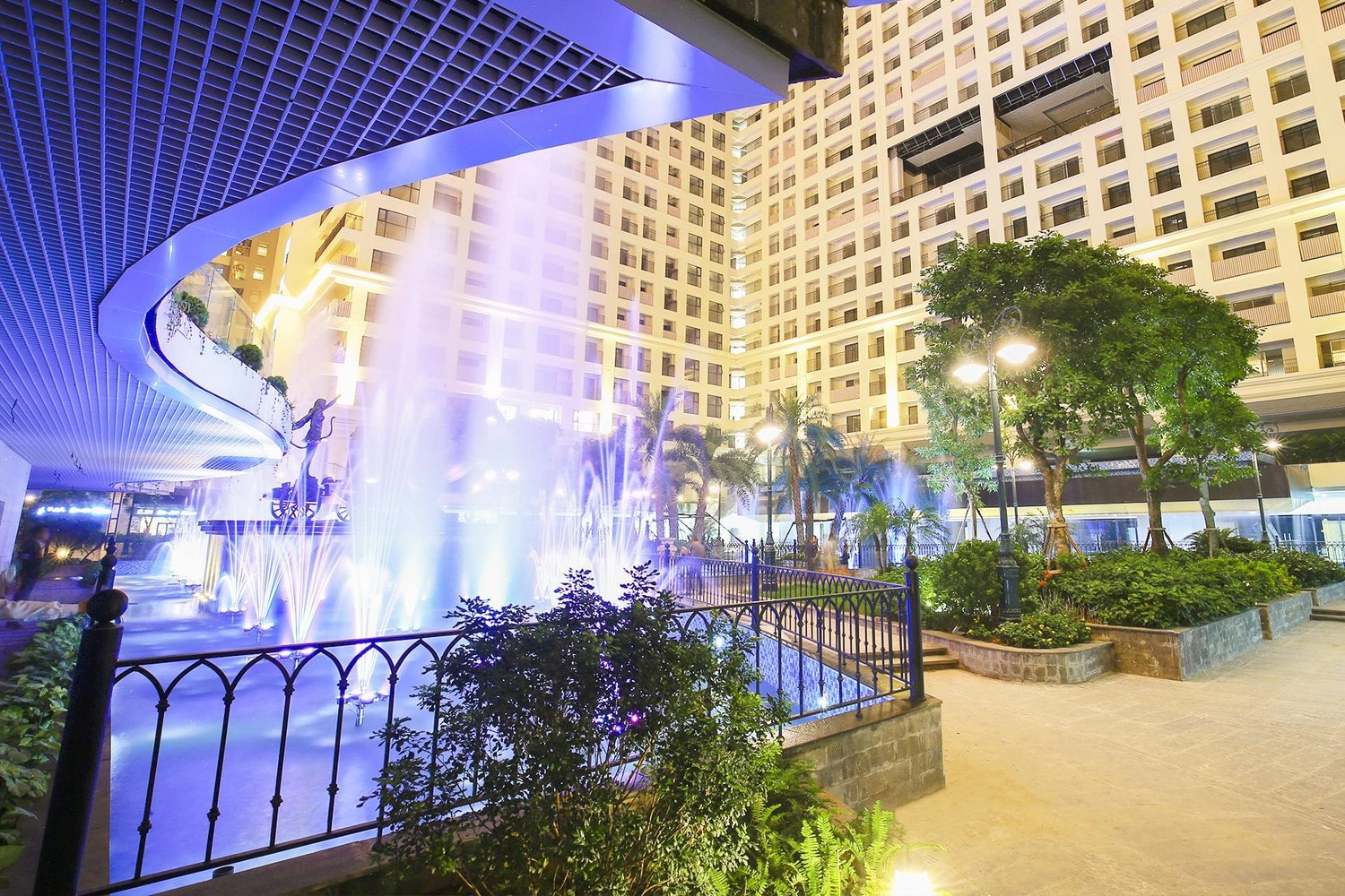 Đài phun nước trong Sunshine Garden đang là điểm nhấn