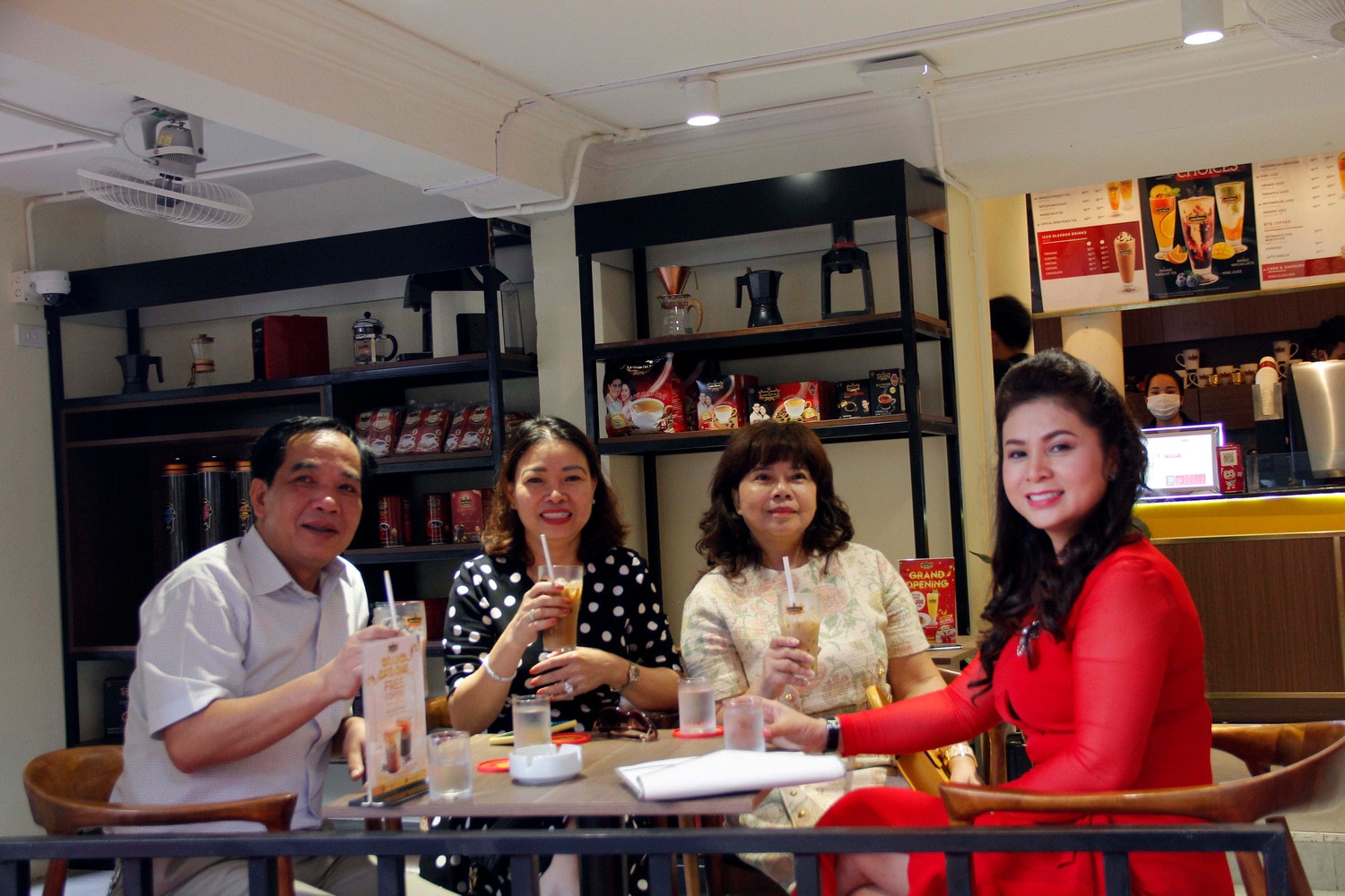 Khách hàng thưởng thức đồ uống King Coffee Khách hàng thưởng thức đồ uống King Coffee