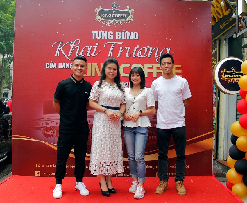 Tổng Giám đốc Tni-King Coffee Lê Hoàng Diệp Thảo chụp hình lưu niệm với các tuyển thủ nam và nữ Đội tuyển Bóng đá Quốc gia Việt Nam tại buổi khai trương cửa hàng King Coffee Hàng Bún