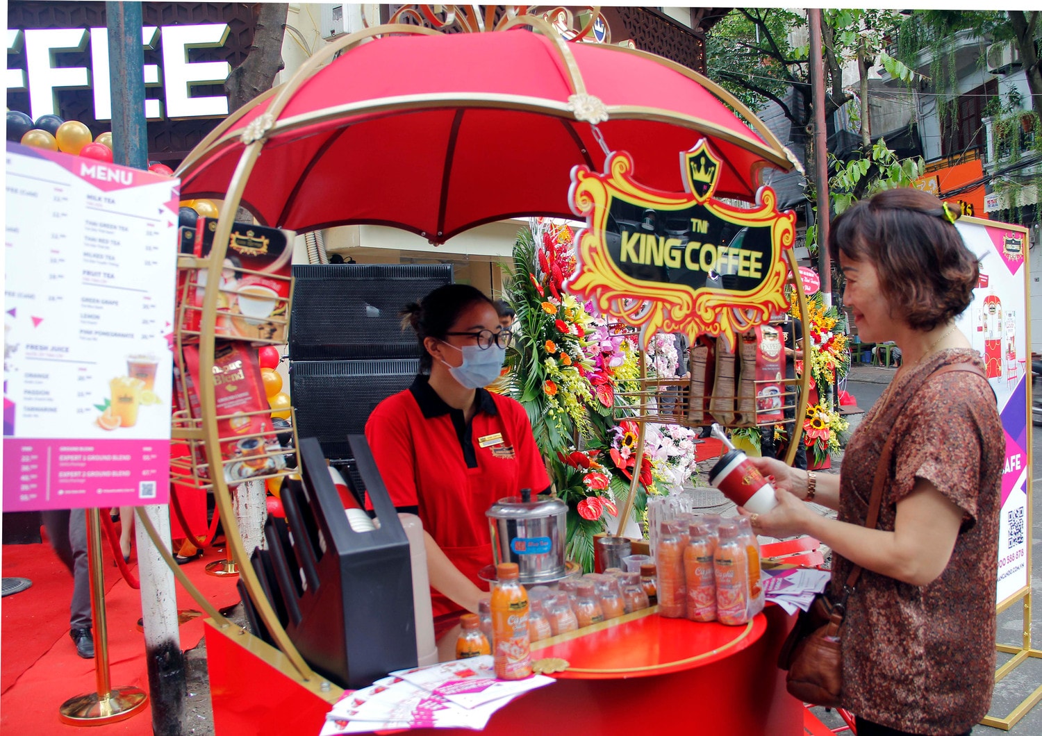 Bên cạnh chuỗi cửa hàng, King Coffee cũng triển khai mô hình điểm bán cà phê WE Home café Bên cạnh chuỗi cửa hàng, King Coffee cũng triển khai mô hình điểm bán cà phê WE Home café
