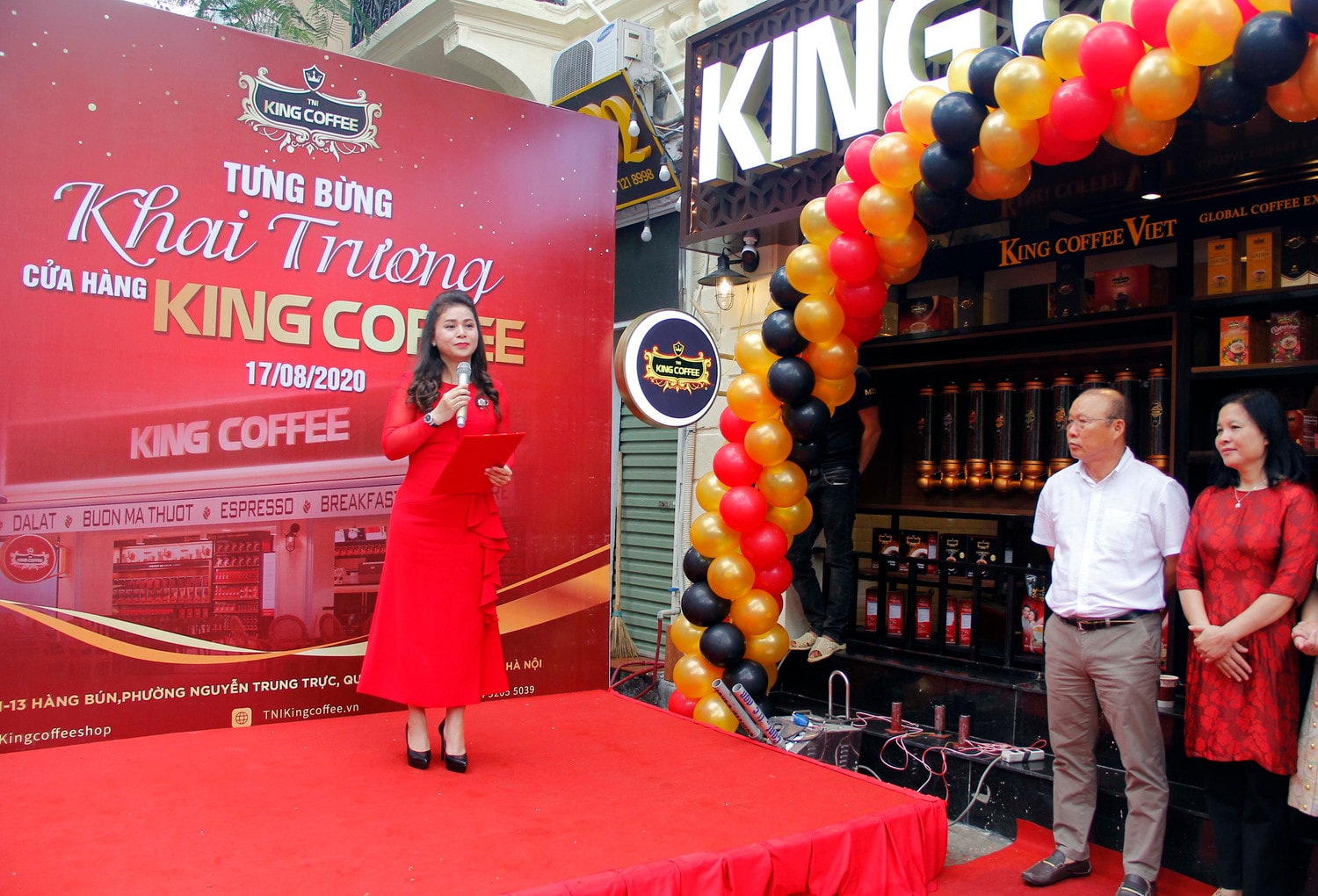 Tổng Giám đốc Tni-King Coffee Lê Hoàng Diệp Thảo phát biểu tại buổi Khai trương cửa hàng King Coffee Hàng Bún Tổng Giám đốc Tni-King Coffee Lê Hoàng Diệp Thảo phát biểu tại buổi Khai trương cửa hàng King Coffee Hàng Bún