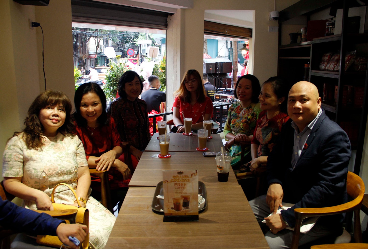 Người dân Hà Nội vui vẻ đón nhận những sản phẩm tại của hàng King Coffee Hàng Bún Người dân Hà Nội vui vẻ đón nhận những sản phẩm tại của hàng King Coffee Hàng Bún