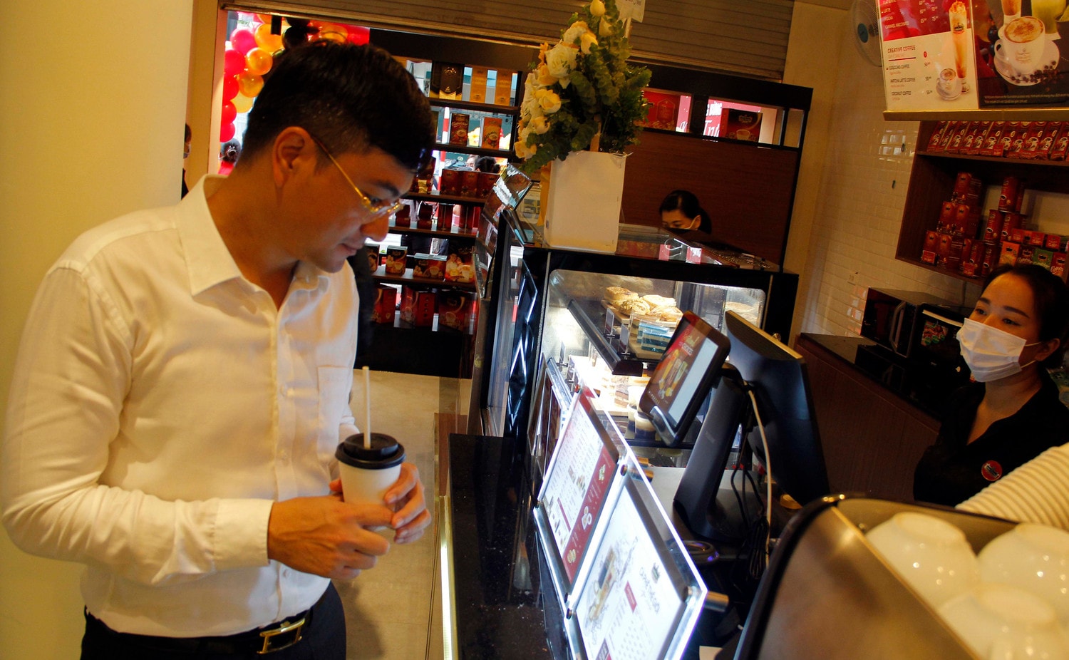 Người tiêu dùng lựa chọn sản phẩm tại cửa hàng King Coffee Hàng Bún Người tiêu dùng lựa chọn sản phẩm tại cửa hàng King Coffee Hàng Bún