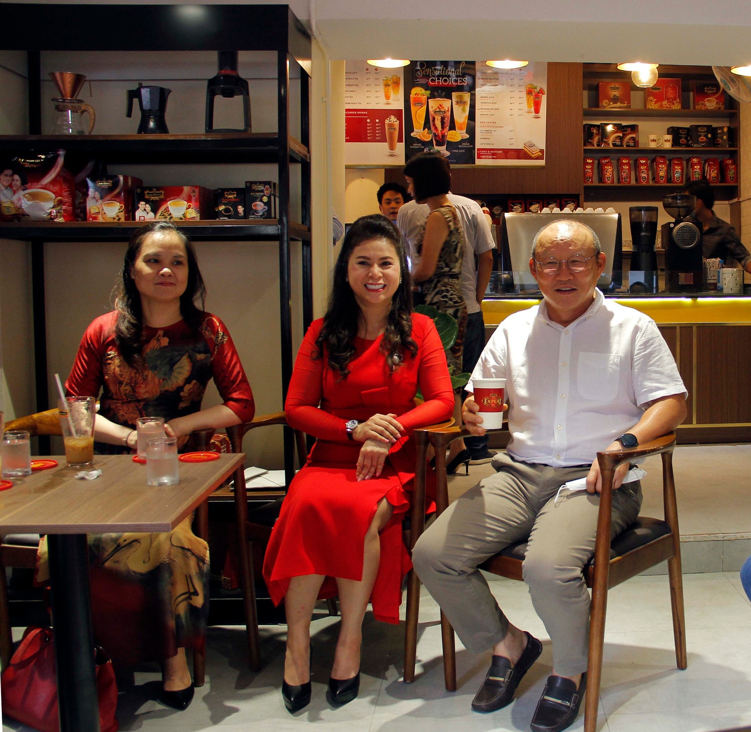 Huấn luyện viên Park Hang-Seo thưởng thức sản phẩm của King Coffe tại 11-13 Hàng Bún Huấn luyện viên Park Hang-Seo thưởng thức sản phẩm của King Coffe tại 11-13 Hàng Bún