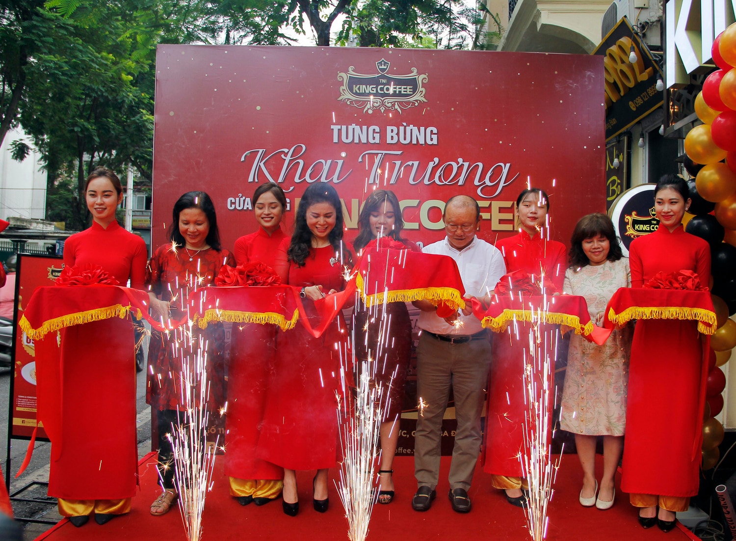 Tổng Giám đốc Tni-King Coffee Lê Hoàng Diệp Thảo và Huấn luyện viên Park Hang-Seo cắt băng khai trương của hàng King Coffee Hàng Bún Tổng Giám đốc Tni-King Coffee Lê Hoàng Diệp Thảo và Huấn luyện viên Park Hang-Seo cắt băng khai trương của hàng King Coffee Hàng Bún