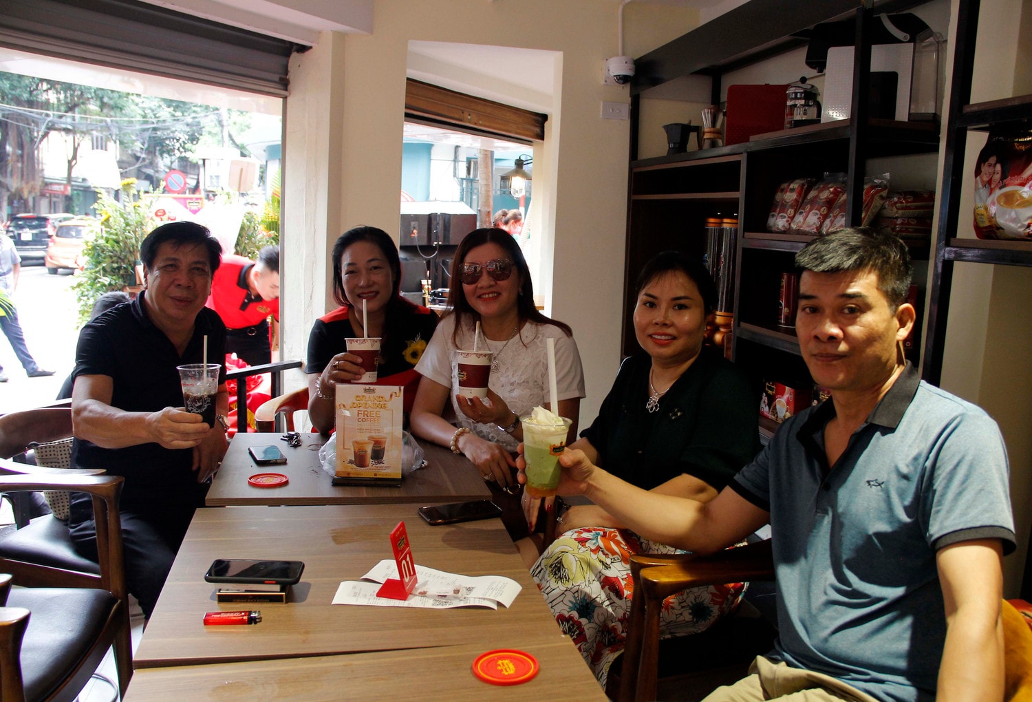 Khách hàng vui vẻ đón nhận sản phẩm của King Coffee Khách hàng vui vẻ đón nhận sản phẩm của King Coffee