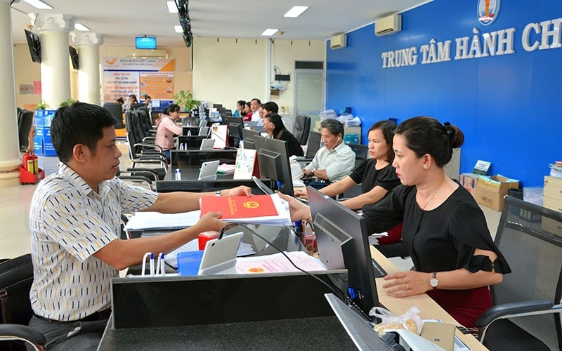 Doanh nghiệp nộp hồ sơ giải quyết thủ tục hành chính tại Trung tâm Hành chính công tỉnh BÌnh Thuận Ảnh: Đình Châu