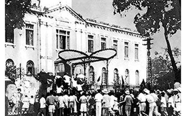 Ngày 19.8.1945, Tổng khởi nghĩa ở Hà Nội, các lực lượng quần chúng cách mạng đánh chiếm Bắc Bộ Phủ Ảnh tư liệu Bảo tàng Lịch sử Quốc gia