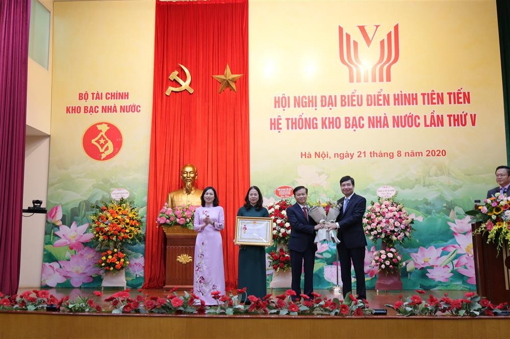 KBNN vinh dự đón nhận Huân chương Lao động Hạng Nhất do Chủ tịch nước trao tặng cho hệ thống KBNN.