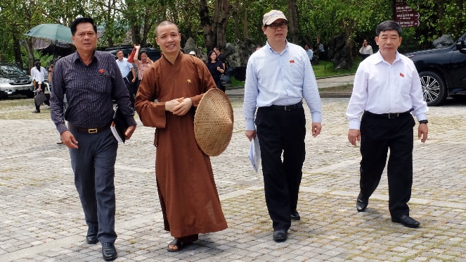 Các đại biểu khảo sát tại chùa Bái Đính, Ninh Bình