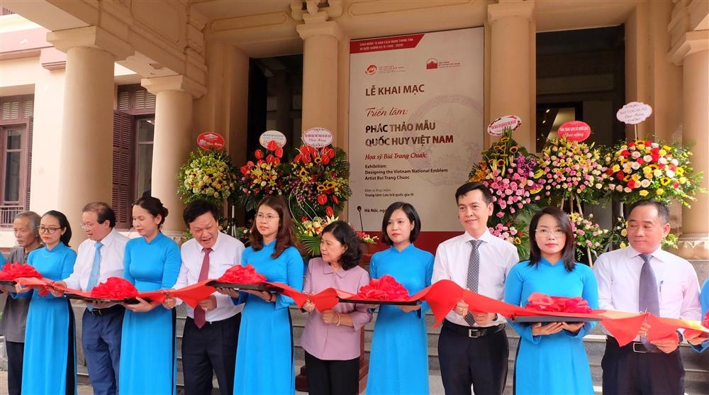 Các đại biểu khai mạc triển lãm