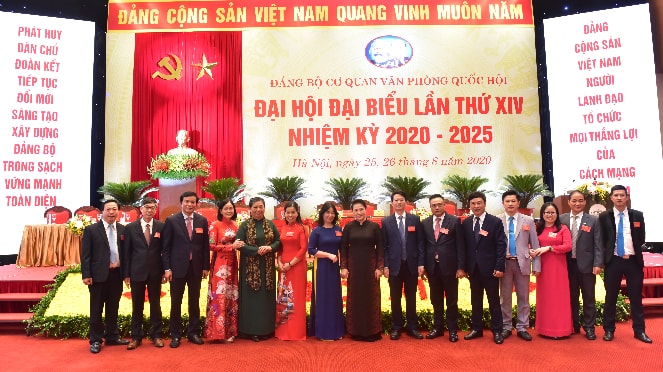 Chủ tịch Quốc hội Nguyễn Thị Kim Ngân, Phó chủ tịch Thường trực Quốc hội Tòng Thị Phóng với các đại biểu dự Đại hội Ảnh: Quang Khánh