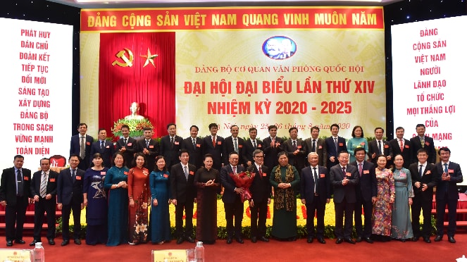 Chủ tịch Quốc hội Nguyễn Thị Kim Ngân, các Phó Chủ tịch Quốc hội chúc mừng Ban chấp hành nhiệm kỳ 2020-2025 Ảnh: Quang Khánh