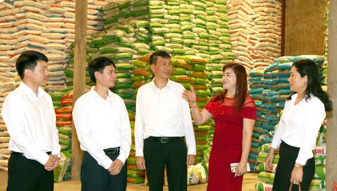 Xuống địa bàn nắm tình hình khách hàng luôn được cán bộ Agribank Hải Dương ưu tiên hàng đầu Ảnh: B.Nhi