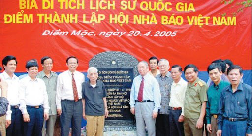 Các nhà báo lão thành Hoàng Tùng, Hồng Hà, Phan Quang, Nguyễn Hồng Vinh bên Bia di tích thành lập Hội Nhà báo Việt Nam