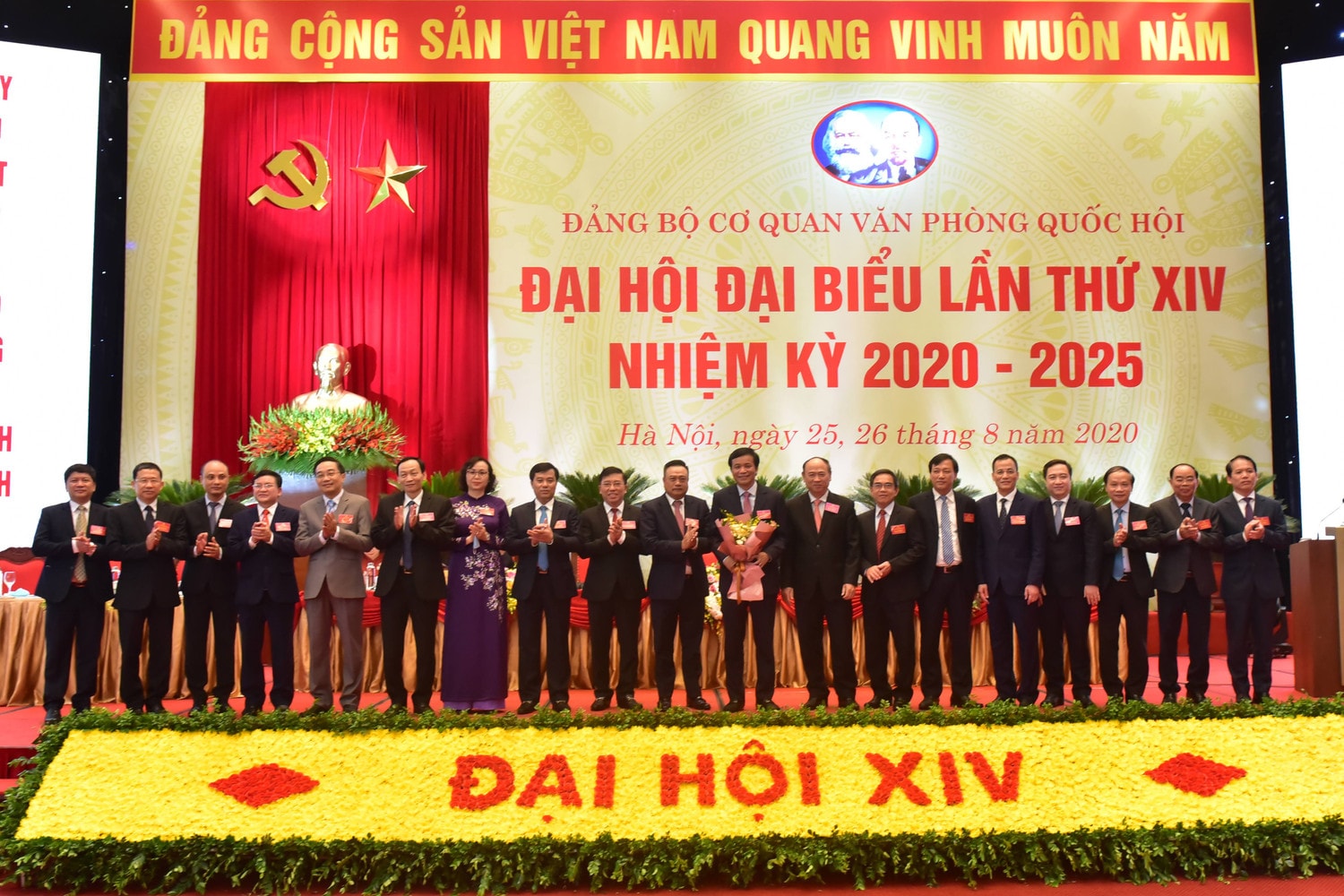 Bí thư Đảng ủy Văn phòng Quốc hội Trần Sỹ Thanh tặng hoa các Ủy viên Ban chấp hành Khóa XIII không tham gia Ban chấp hành khóa mới Ảnh: Quang Khánh Bí thư Đảng ủy Văn phòng Quốc hội Trần Sỹ Thanh tặng hoa các Ủy viên Ban chấp hành Khóa XIII không tham gia Ban chấp hành khóa mới Ảnh: Quang Khánh