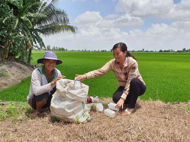Hội viên nông dân tham gia thu gom chai lọ, bao bì thuốc bảo vệ thực vật 