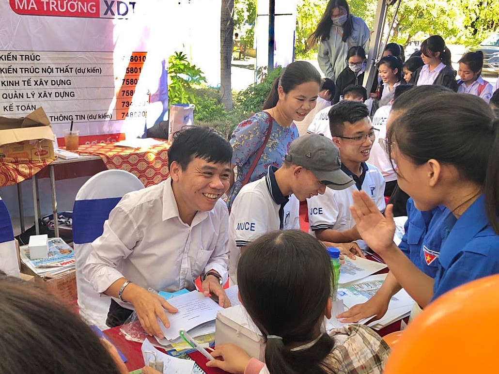 TS. Bùi Văn Hưng tại buổi tư vấn hướng nghiệp cho các em học sinh THCS trên địa bàn tỉnh Phú Yên (người đầu tiên bên trái)