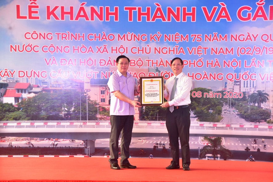 Bí thư Thành ủy Hà Nội Vương Đình Huệ trao Bằng công nhận Công trình chào mừng kỷ niệm 75 năm Ngày Quốc khánh 2.9