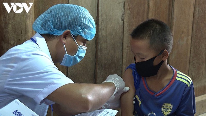 Ngành y tế Đăk Nông tiếp tục tiến hành tiêm vaccine phòng bệnh cho vùng có dịch