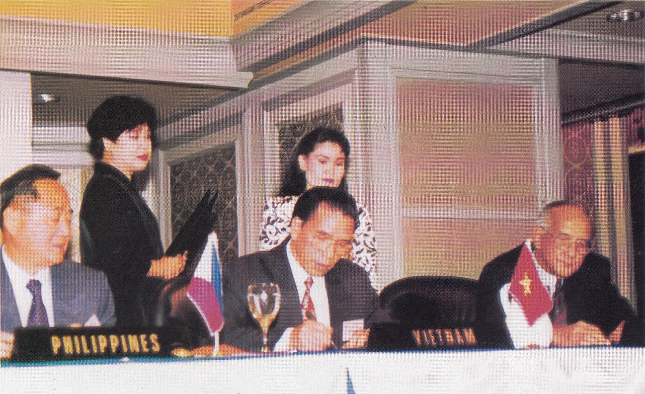 Chủ tịch Quốc hội Nông Đức Mạnh ký văn bản gia nhập AIPO tại Singapore năm 1995 Ảnh tư liệu