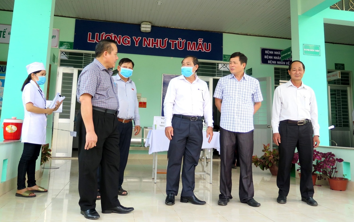 Đoàn giám sát HĐND tỉnh Long An khảo sát tại các cơ sở khám chữa bệnh về công tác chăm sóc sức khỏe Nhân dân. Ảnh: Công Thành