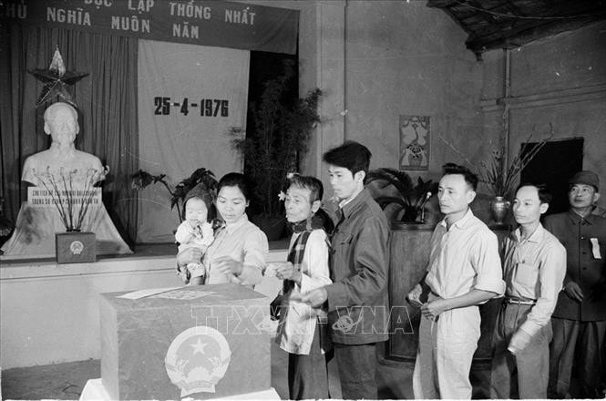 Người dân đi bầu cử Quốc hội thống nhất năm 1976. Ảnh tư liệu: TTXVN