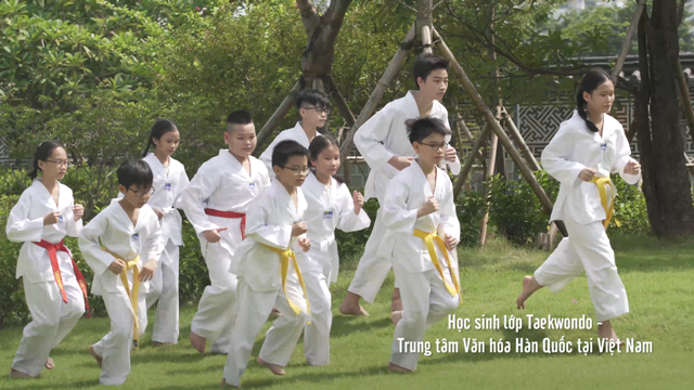 Đoạn video clip dài khoảng 4 phút, với sự tham gia biểu diễn của 12 học sinh