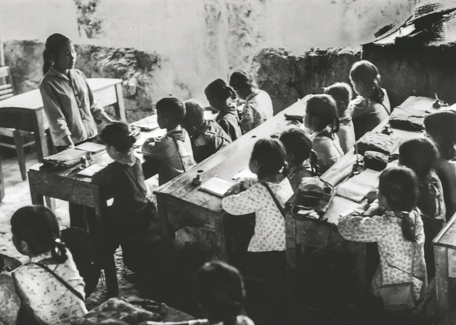 Lớp học trường cấp 1, 2 Tiên Sơn, Hà Bắc thời chiến, 1967 - Ảnh Mầu Hoàng Thiết