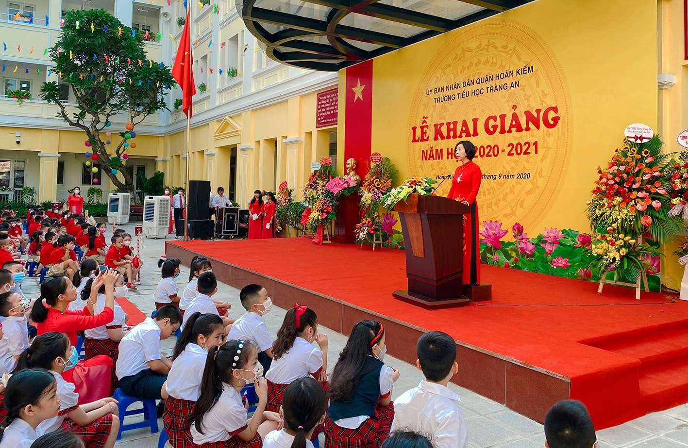 Hiệu trưởng trường Tiểu học Tràng An Trần Thị Bích Liên phát biểu tại lễ khai giảng năm học mới Hiệu trưởng trường Tiểu học Tràng An Trần Thị Bích Liên phát biểu tại lễ khai giảng năm học mới