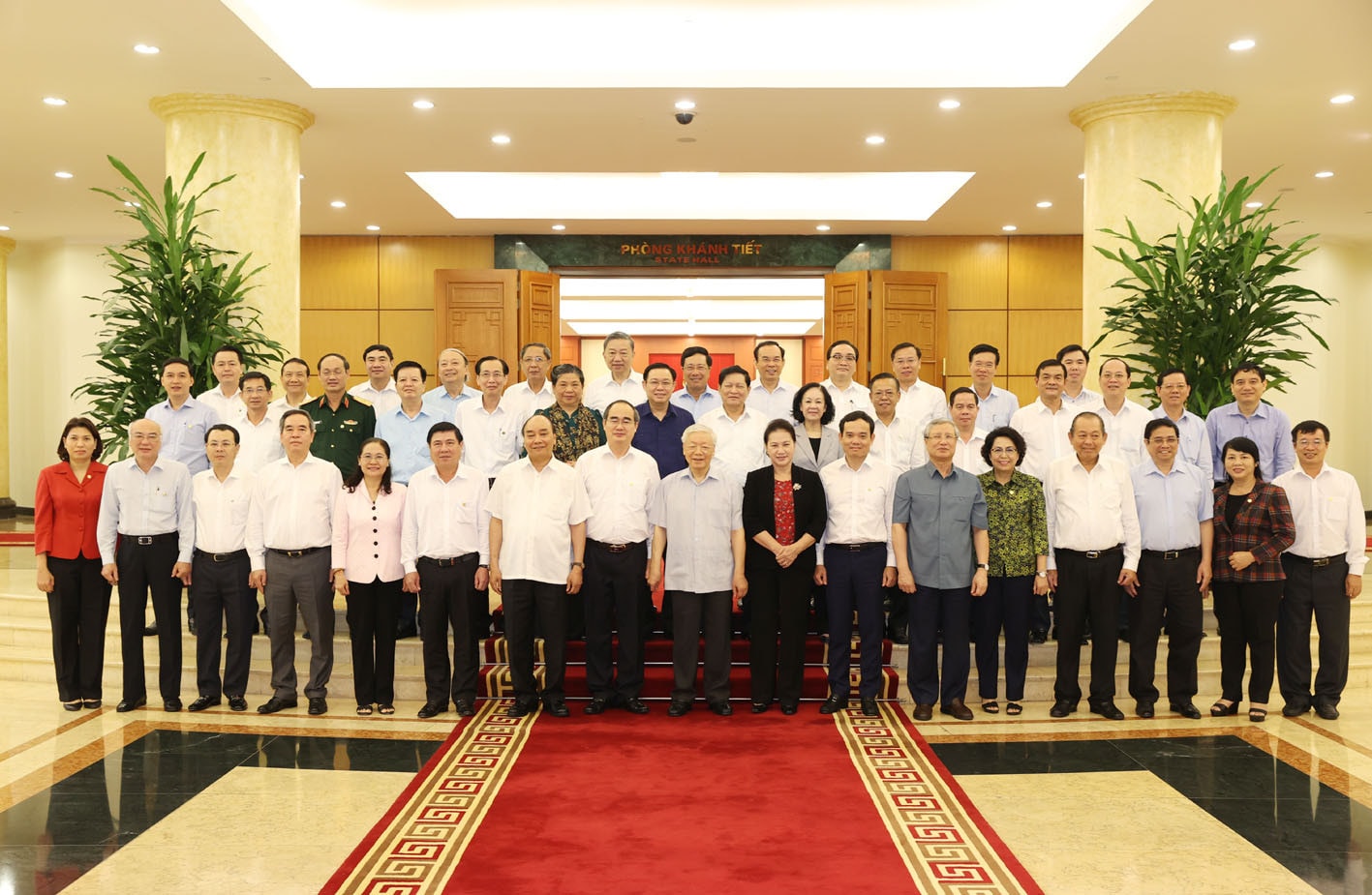 Tổng Bí thư, Chủ tịch Nước Nguyễn Phú Trọng, Thủ tướng Nguyễn Xuân Phúc, Chủ tịch Quốc hội Nguyễn Thị Kim Ngân và tập thể Bộ Chính trị với Ban thường vụ Thành ủy TP Hồ Chí Minh Ảnh: Trí Dũng