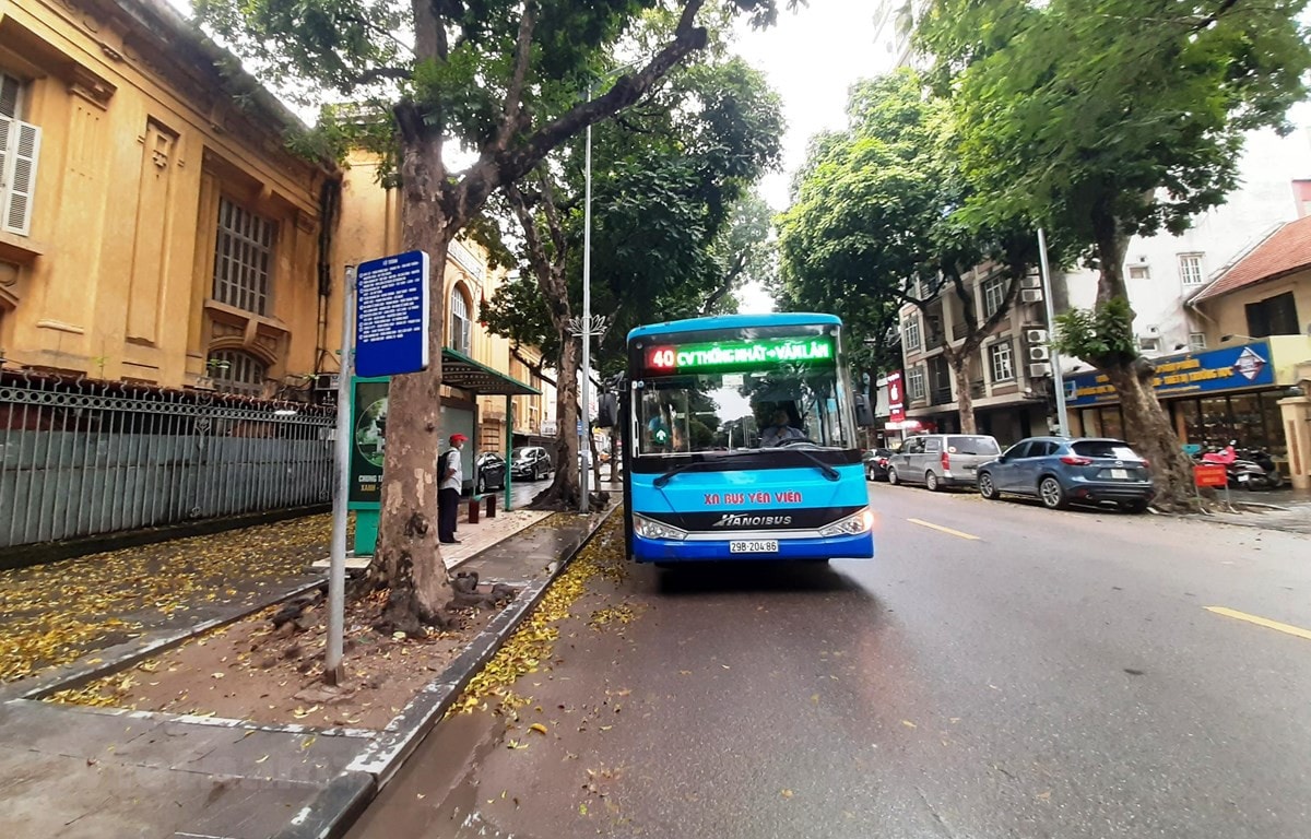 Một nhà chờ xe buýt trên tuyến phố nội đô Hà Nội