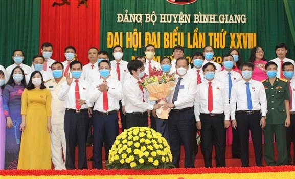 Các Ủy viên Ban Chấp hành Đảng bộ huyện Bình Giang, Hải Dương Khóa XXVIII, nhiệm kỳ 2020 - 2025 ra mắt Đại hội