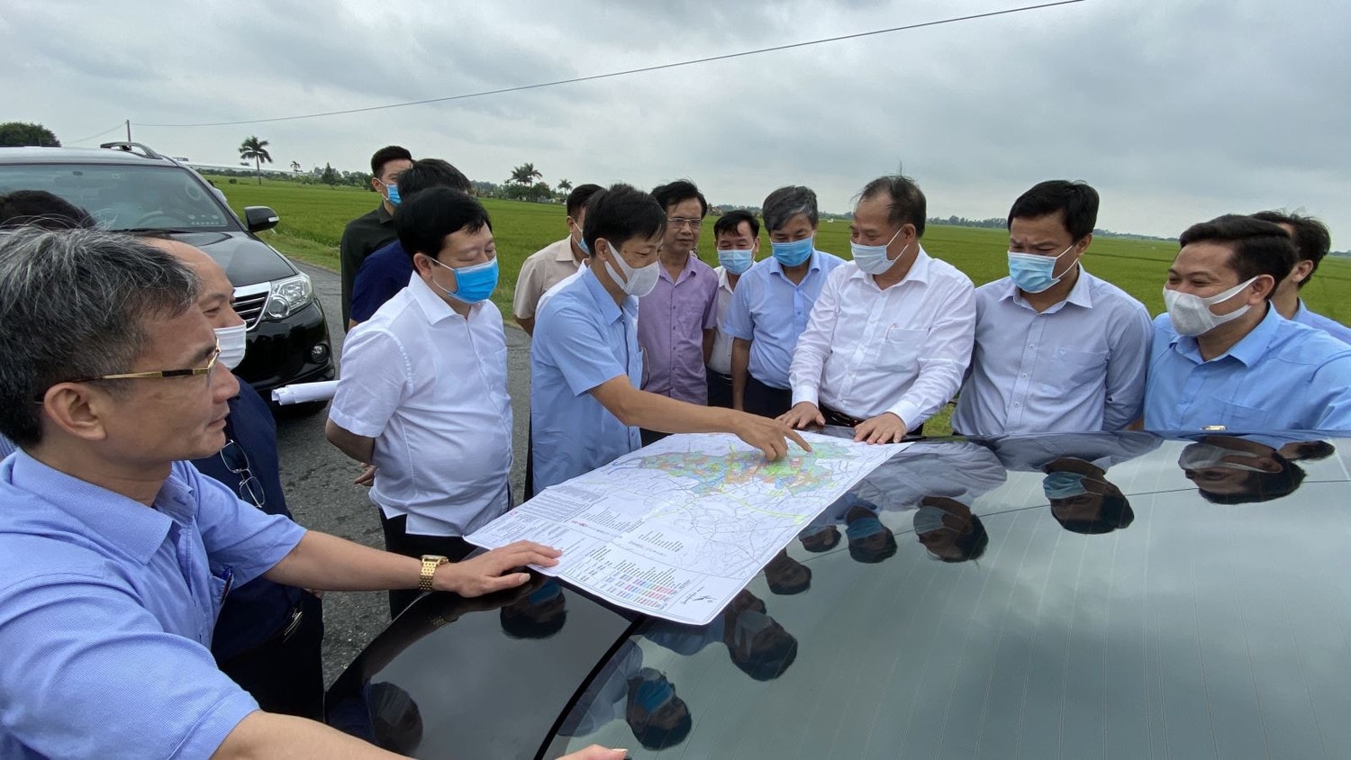 Thường trực Tỉnh ủy Hải Dương khảo sát dự án giao thông tại huyện Thanh Miện. Ảnh: Đình Bộ