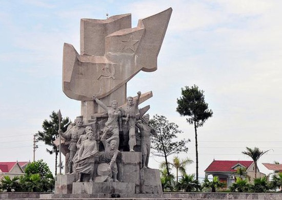 Tượng đài Xô viết Nghệ - Tĩnh tại ngã ba thị trấn Nghèn, huyện Can Lộc, tỉnh Hà Tĩnh