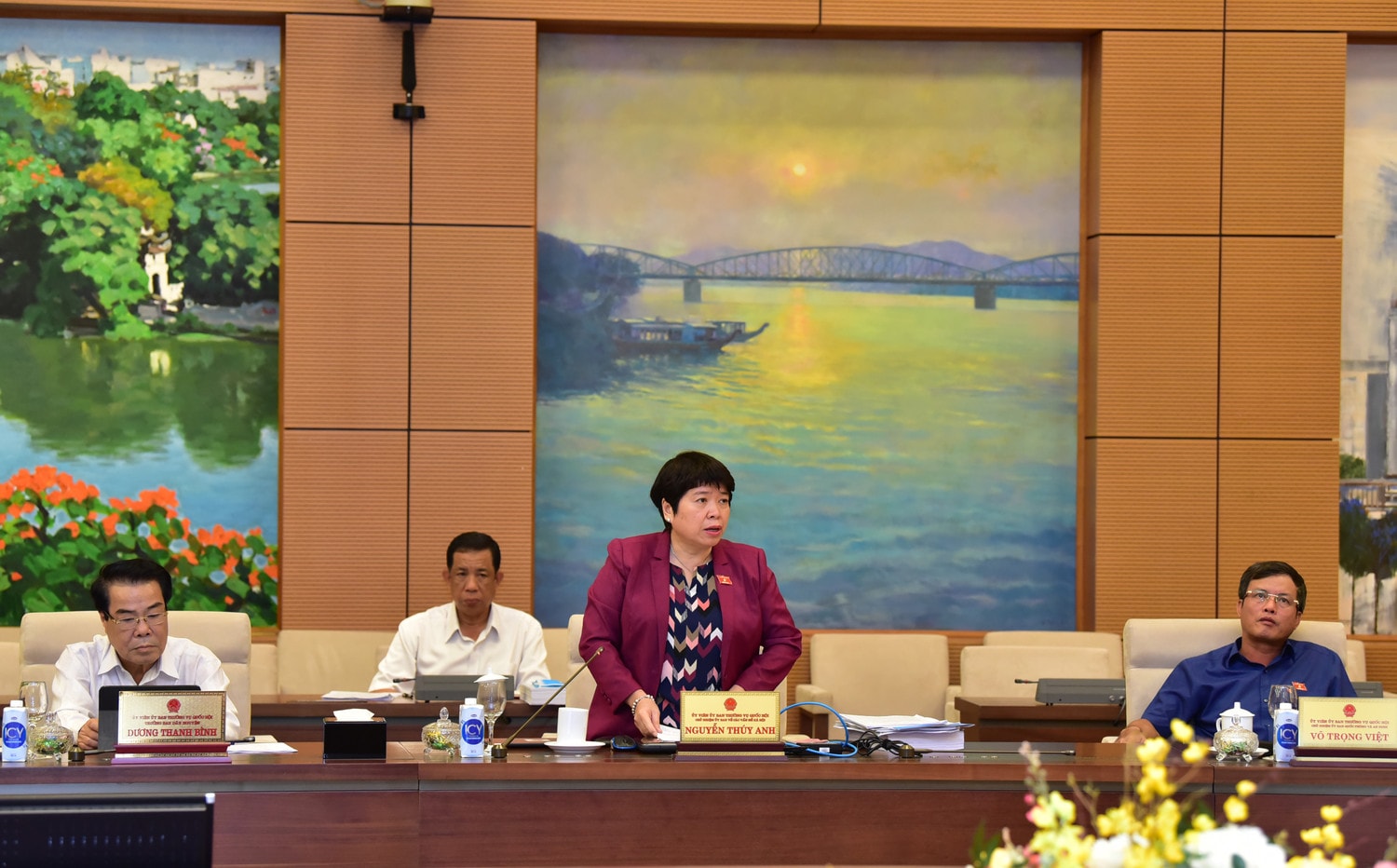 Ủy viên Trung ương Đảng, Chủ nhiệm Ủy ban Về các vấn đề xã hội Nguyễn Thúy Anh phát biểu tại phiên họp Ảnh: Quang Khánh