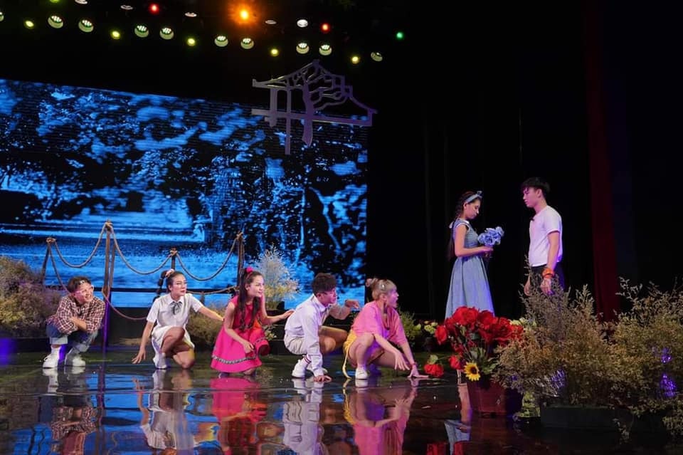 Cảnh trong vở "Trại hoa vàng". Nguồn: NHTT